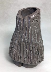 Vase en forme de puits en grès noir.