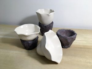 Trilogie de petits pots en grès blanc, support en grès noir.
