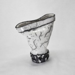 Vase raku avec pied en forme de rocher.