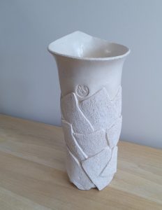 Vase en grès blanc, partie haute émaillée.