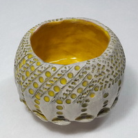 Cours de poterie pot en grès émaillé jaune.