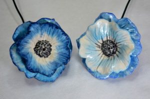 Cours de poterie fleurs bleues en grès émaillé.