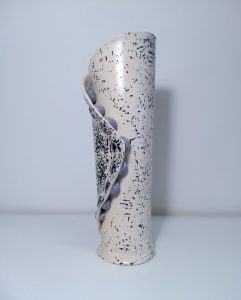 Vase tacheté en grès émaillé.