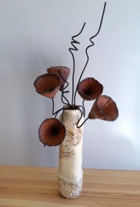 Vase décor graminées fleurs grès rouge.