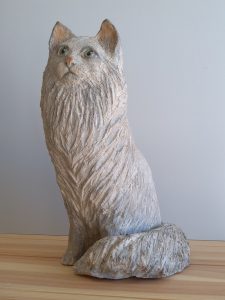 Sculpture chat angora assis en attente.