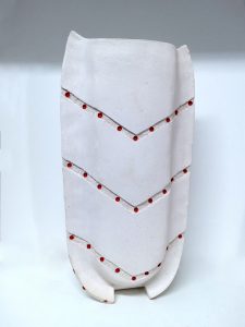 Vase haut en grès blanc brut et petits points rouge.