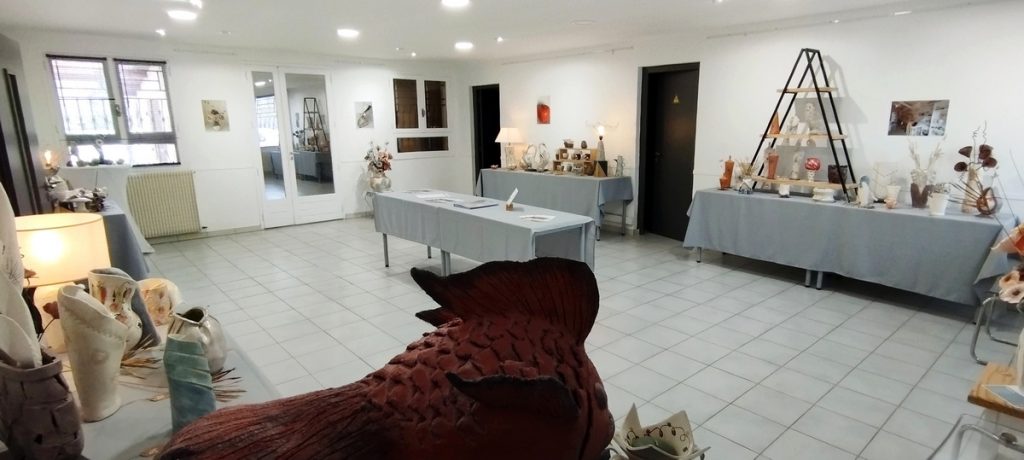 Salle de l'exposition des sculptures et poteries à l'office de tourisme de L'Isle Jourdain.